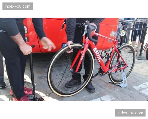 机械故障频发:石头路导致多支车队在比赛中遭遇变速失灵问题 机械故障频发:石头路导致多支车队在比赛中遭遇变速失灵问题