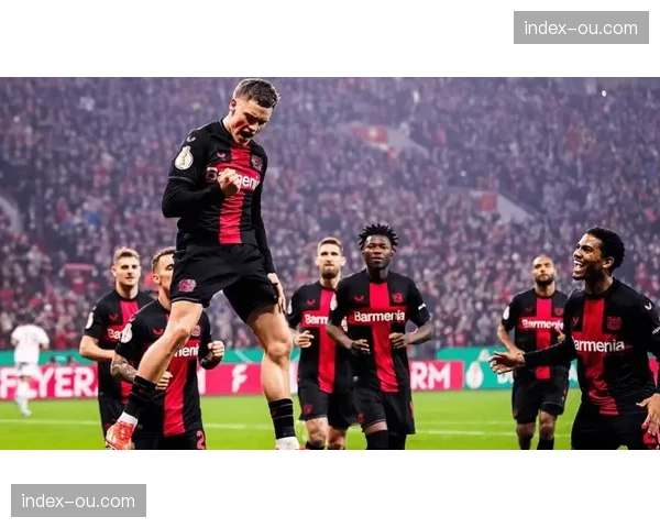 镜头捕捉：勒沃库森小将维尔茨主罚任意球前，与队友耳语布置战术